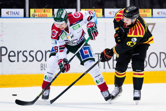 Frölundas Robin Figren i kamp om pucken med Brynäs Tomas