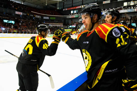 Brynäs Jesper Jensen och Kevin Clark jublar