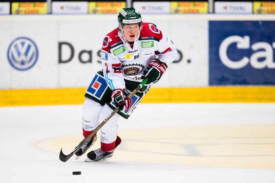 Frölundas Johannes Johannesson med pucken