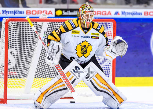 Skellefteås målvakt Joni Ortio på uppvärmningen