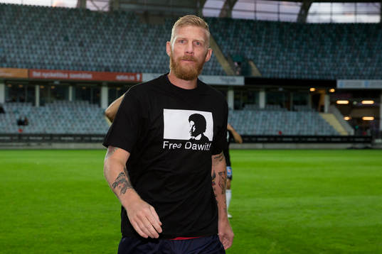 3 Örgrytes Fredrik Björck med en Free Dawit Isaak t-shirt