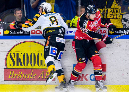 Skellefteås Marcus Pettersson tacklas av Luleås Anton