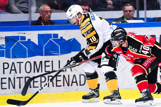 Skellefteås Pontus Petterström i kamp mot Luleås Kael