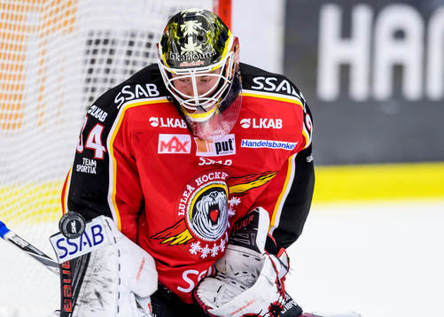 Luleås målvakt Joel Lassinatti räddar ett skott