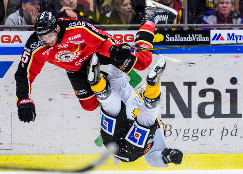 Luleås Christian Jaros tacklar Skellefteås Sebastian