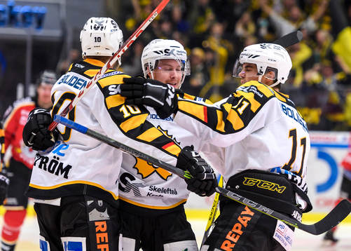 Skellefteås Joakim Lindström (v) jublar
