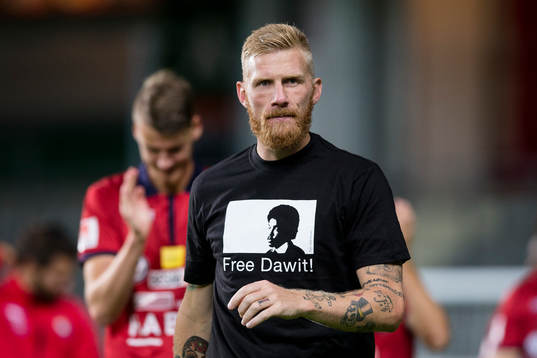 3 Örgrytes Fredrik Björck med en Free Dawit Isaak t-shirt