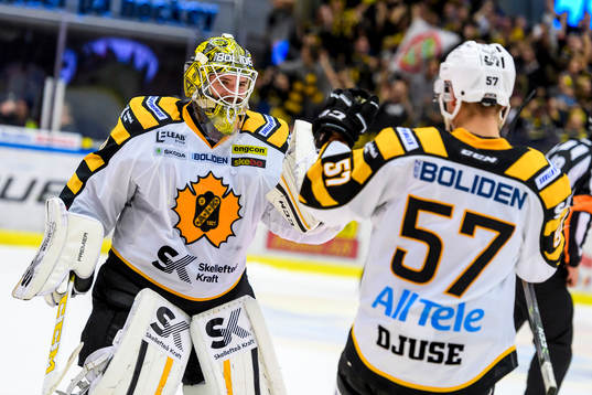 Skellefteås målvakt Gustaf Lindvall jublar