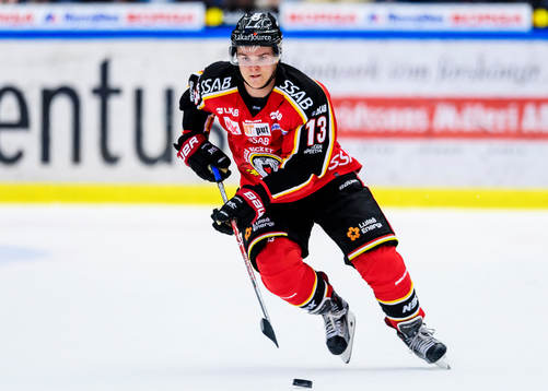 Luleås Julius Junttila med pucken