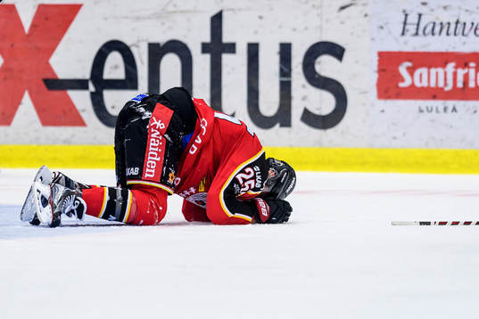 Luleås Anton Hedman ligger skadad på isen