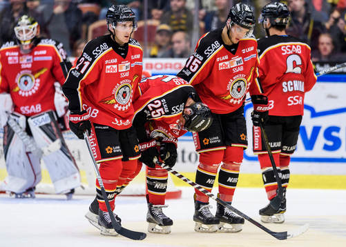 Luleås Anton Hedman får hjälp att ta sig av isen