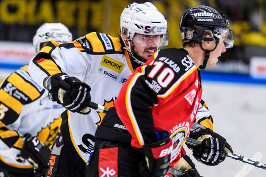 Skellefteås Fredrik Lindgren delar ut en smäll på