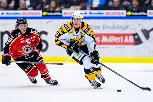 Skellefteås Joakim Lindström jagas av Luleås Tim Kennedy