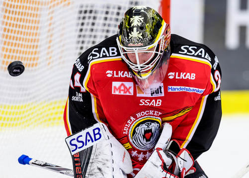Luleås målvakt Joel Lassinatti räddar ett skott
