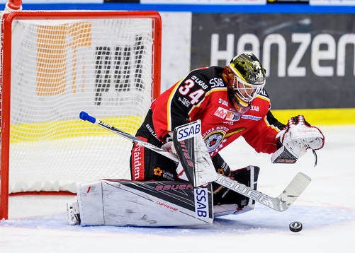Luleås målvakt Joel Lassinatti räddar ett skott