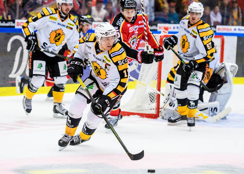 Skellefteås Pär Lindholm med pucken