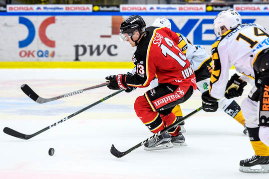 Luleås Julius Junttila går förbi 2st Skellefteå spelare