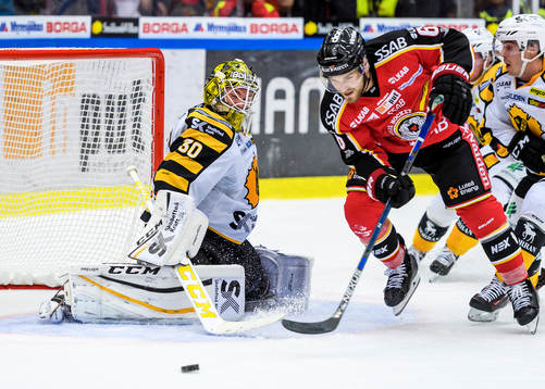 Skellefteås målvakt Gustaf Lindvall räddar ett skott