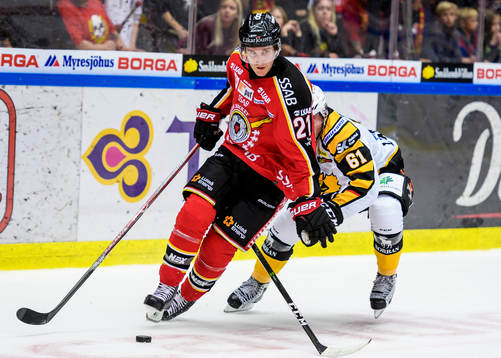 Luleås Bill Sweatt med pucken