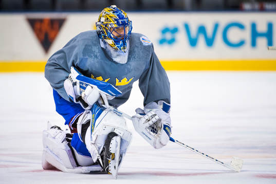 Sveriges målvakt Henrik Lundqvist stretchar