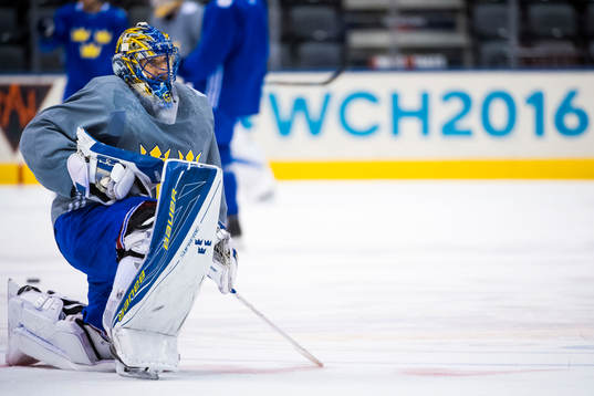 Sveriges målvakt Henrik Lundqvist stretchar