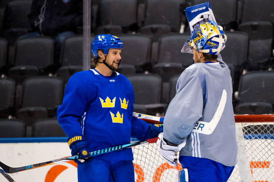 Sveriges Erik Karlsson och målvakt Henrik Lundqvist