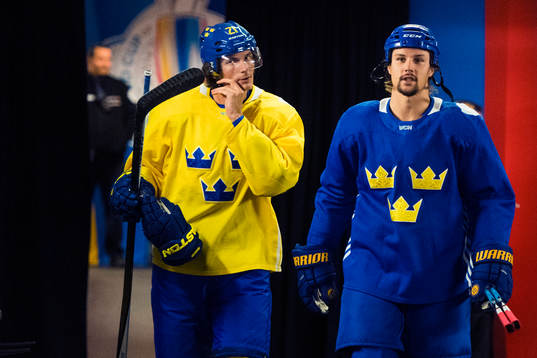 Sveriges Loui Eriksson och Erik Karlsson kommer ut till