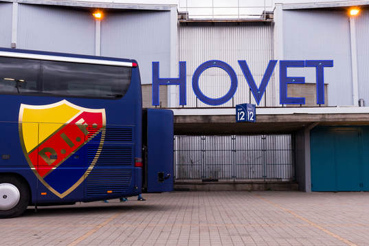 Djurgårdens buss står parkerad utför Hovet