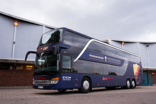 Djurgårdens buss står parkerad utför Hovet