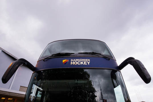 Djurgårdens buss står parkerad utför Hovet