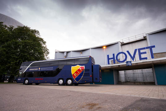 Djurgårdens buss står parkerad utför Hovet