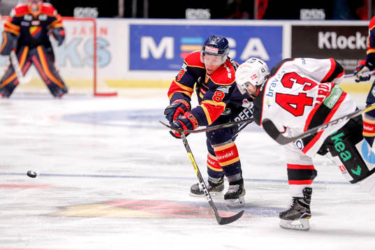 Djurgårdens Ville Varakas och Malmö Redhawks Nichlas Hardt
