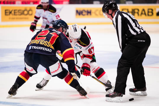 Djurgårdens Jonathan Davidsson  tekar mot Malmö Redhawks