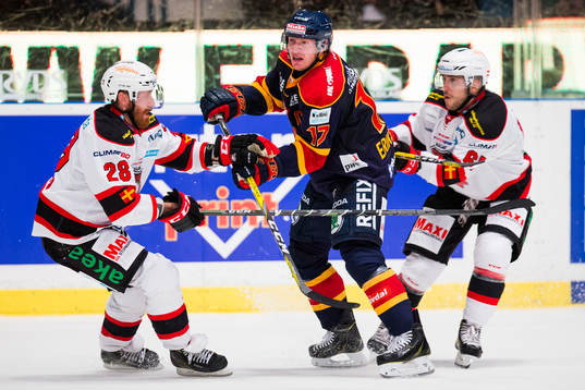 Djurgårdens Henrik Eriksson uppvaktas av Malmö Redhawks