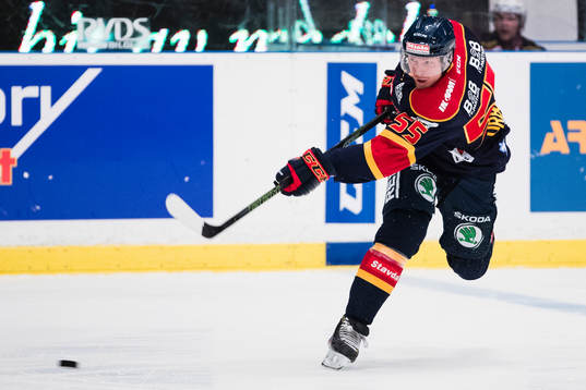Djurgårdens Alexander Urbom med ett skott