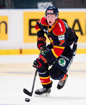 Djurgårdens Emil Johansson med pucken