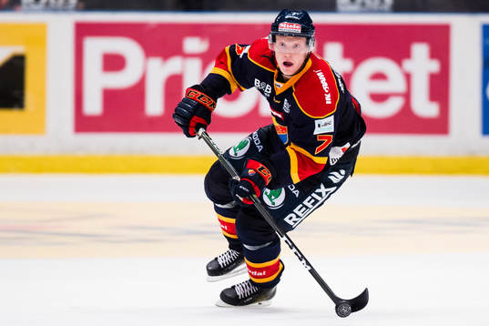 Djurgårdens Emil Johansson med pucken