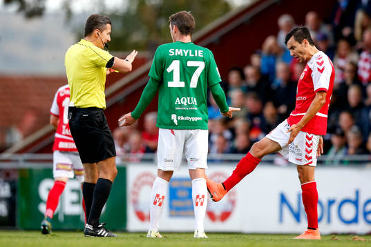 Domaren Bojan Pandzic visar ut Jönköpings Daryl Smylie