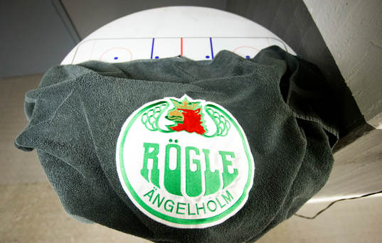 Rögles logotyp på en handduk