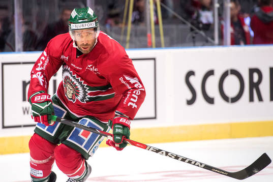Frölundas Joel Lundqvist värmer upp innan ishockeymatchen