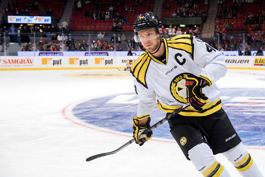 Brynäs Jacob Blomqvist värmer upp innan ishockeymatchen i