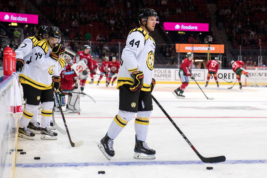 Brynäs Jacob Blomqvist värmer upp innan ishockeymatchen i