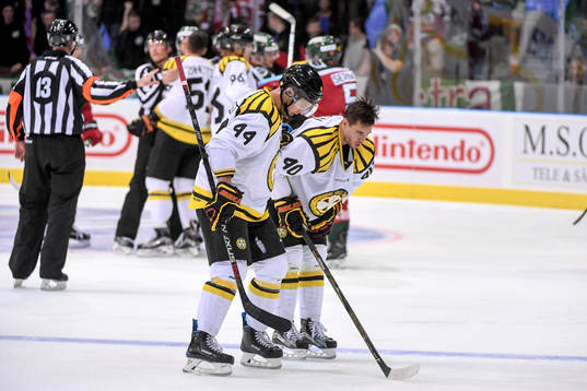 Brynäs Jesper Jensen får hjälp av isen av Brynäs Jacob