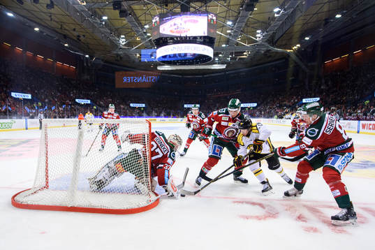 Brynäs Kevin Clark oroar framför Frölundas målvakt