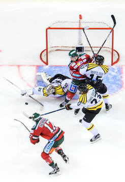 Brynäs målvakt David Rautio kastar sig
