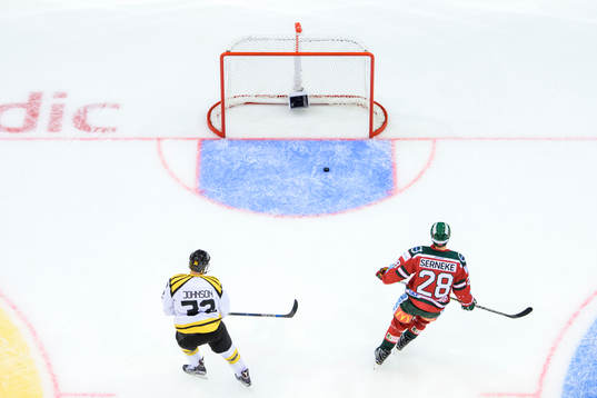 Frölundas Mats Rosseli Olsen (ej i bild) gör 3-1 i tom