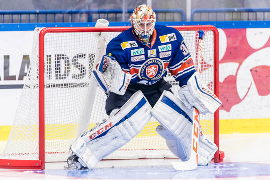 Växjös målvakt Joacim Eriksson värmer upp