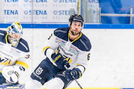 s Christoffer Persson värmer upp