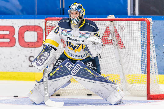 s målvakt Linus Söderström värmer upp