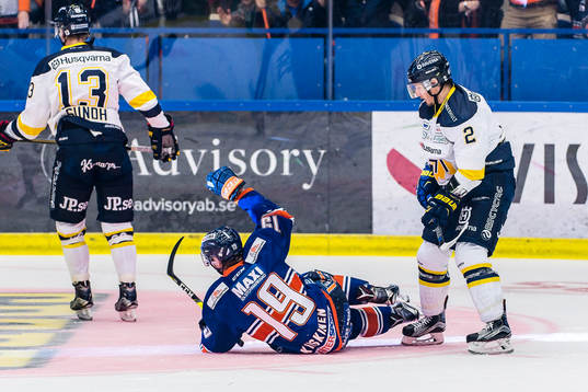 Växjös Tuomas Kiiskinen ligger ner och jublar